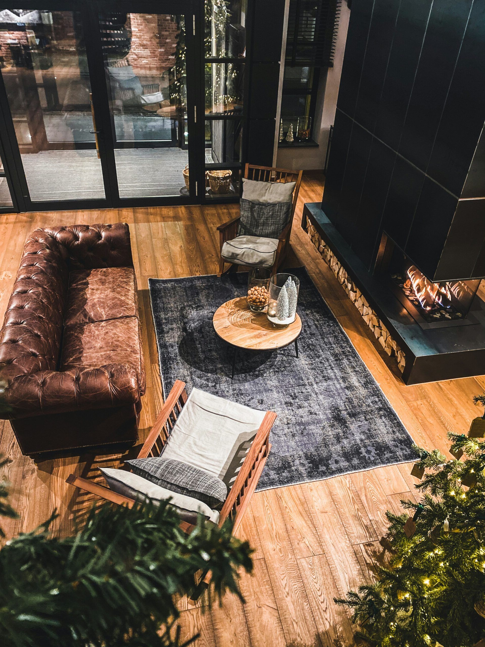 braune Ledercouch neben braunem Holztisch